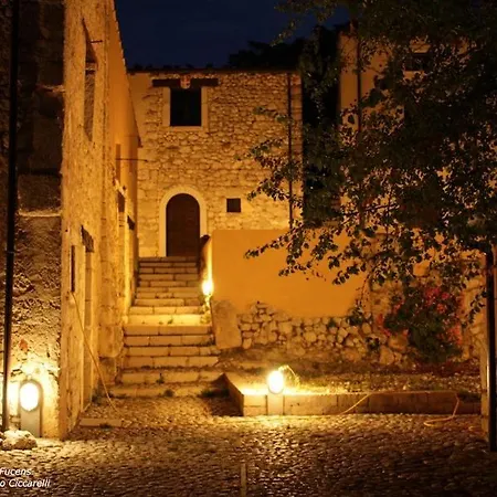 Lalchimista Del Borgo